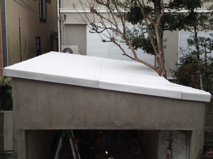 小波スレートのガレージ屋根に葺き替え工事を実施した外観