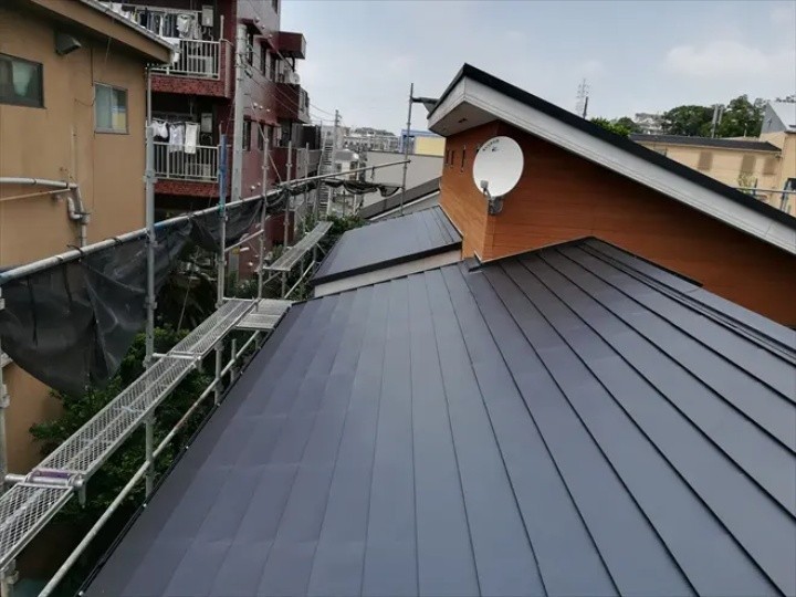 ガルバリウム鋼板を用いた屋根カバー工法（工事）後の屋根