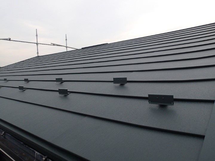スーパーガルテクトを用いた屋根カバー工法を実施した住宅