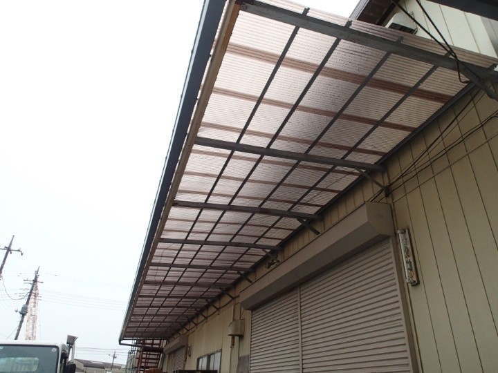 工場のポリカ波板屋根の貼り替え工事を施工した庇の外観