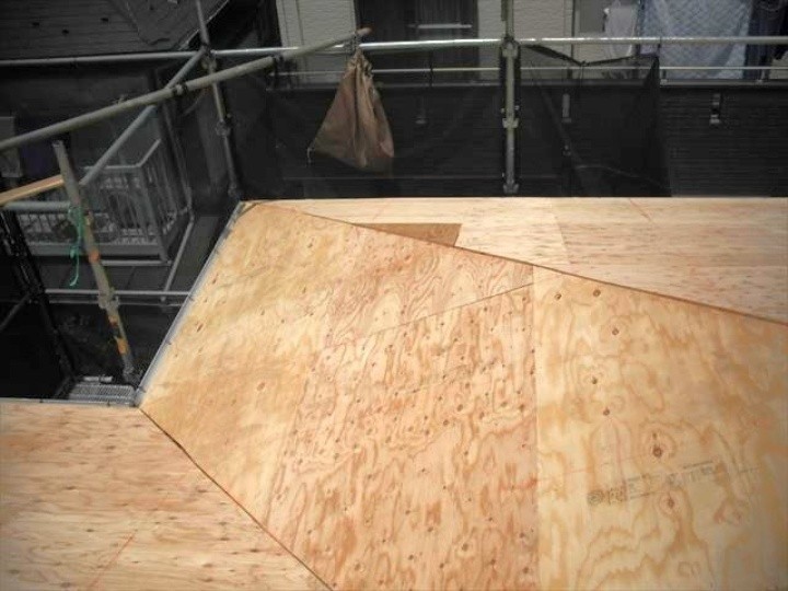 雨仕舞を考慮した野地板（コンパネ）の増し張り