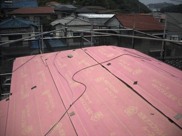 新しい防水紙（ルーフィング）の施工