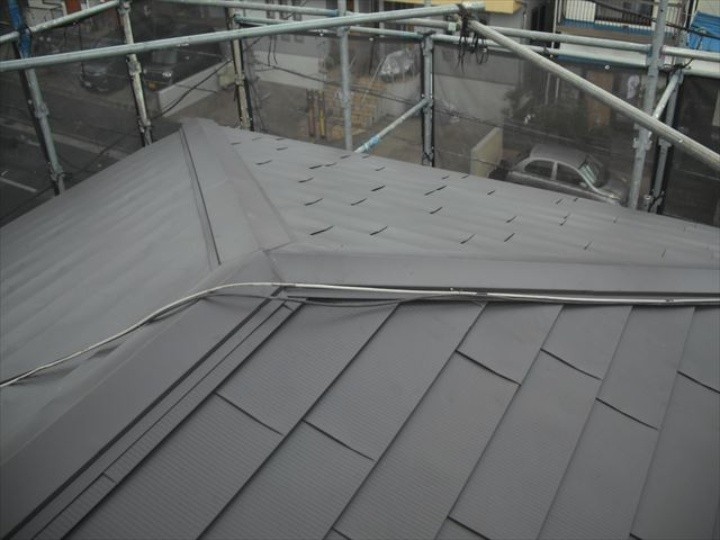 仕上げの棟板金取り付けと全体確認