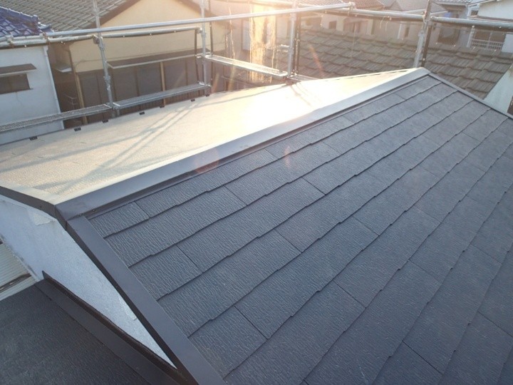 セメント瓦屋根をコロニアル屋根へ葺き替え工事した外観