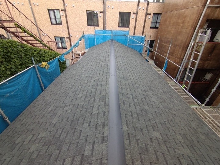アスファルトシングルを用いて屋根葺き替え工事した外観