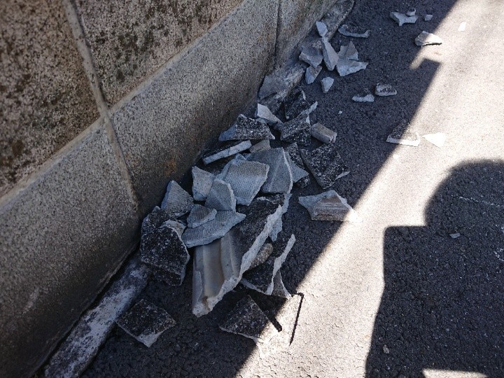落下したセメント瓦の破片