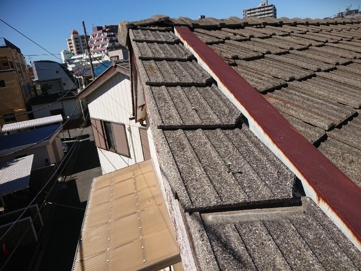 屋根端部の大きな欠損