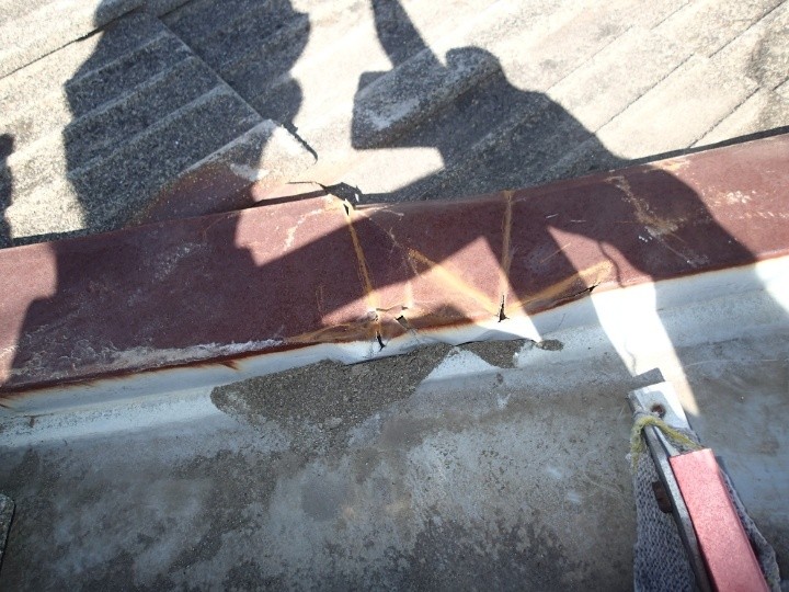 既存板金の破損と錆