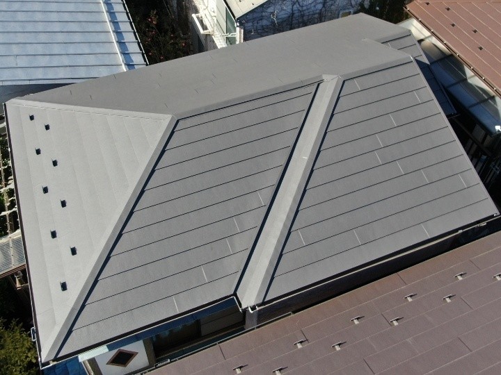 IG工業スーパーガルテクトを用いた屋根カバー工事後の外観