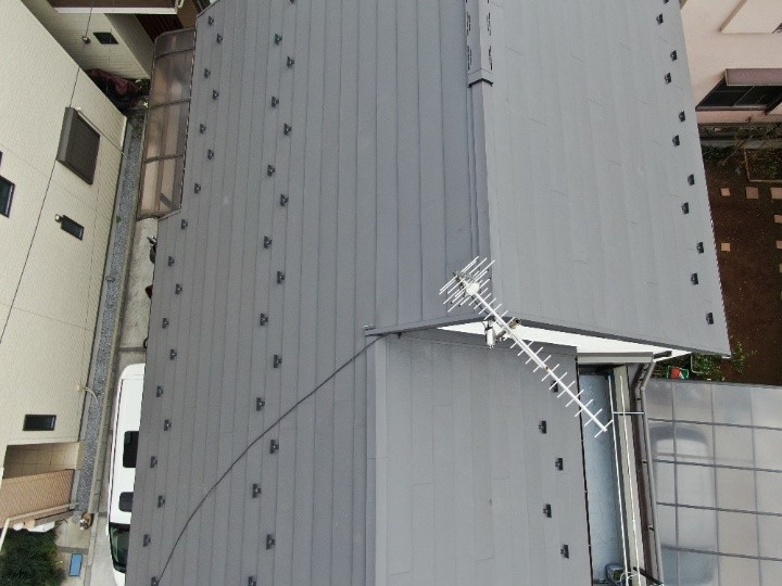 IG工業スーパーガルテクトを用いた屋根カバー工事を施工後の外観