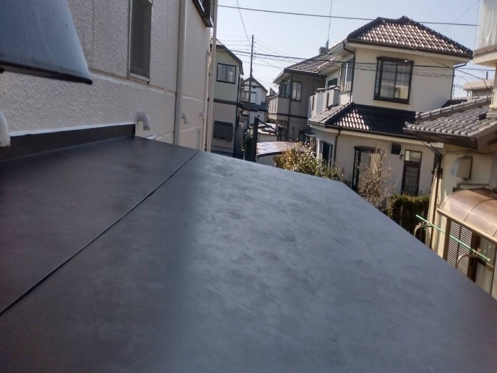 玄関の庇（ひさし）を適切な勾配に補修工事した屋根の外観