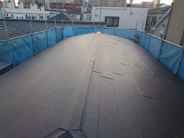スーパーガルテクトを用いた屋根カバー工事したアパート
