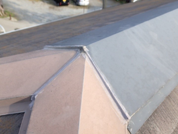 棟板金の状態を確認