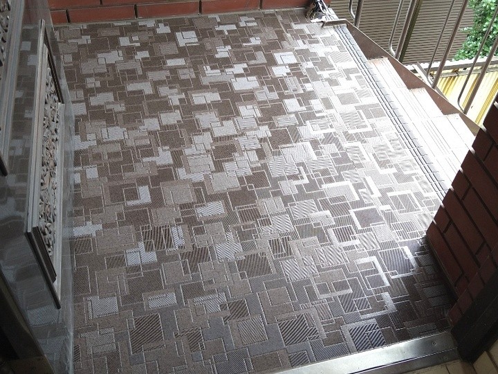 階段踊り場に「タキステップ・タキストロン」を用いた改修工事した外観