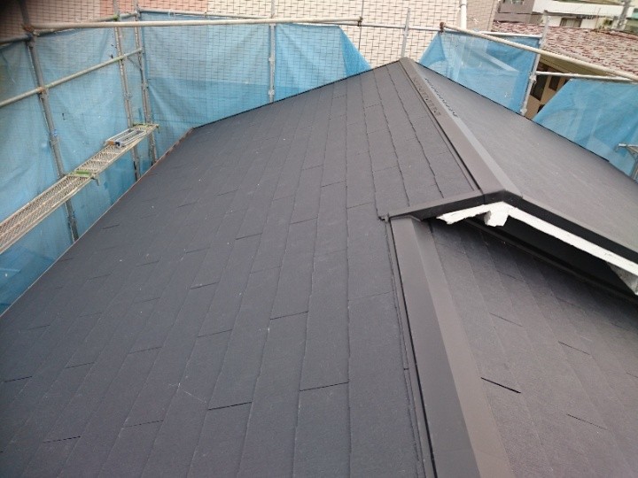 瓦屋根からコロニアルクァッドへ葺き替え工事を実施した外観