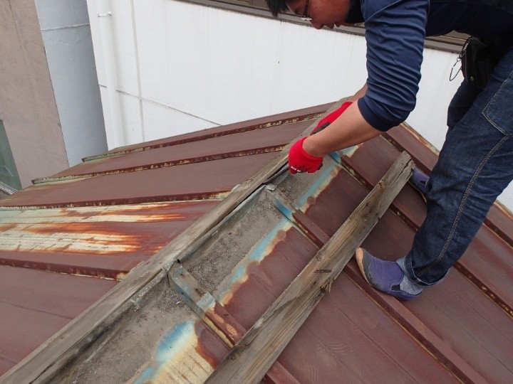 既存棟板金と腐食した貫板の撤去