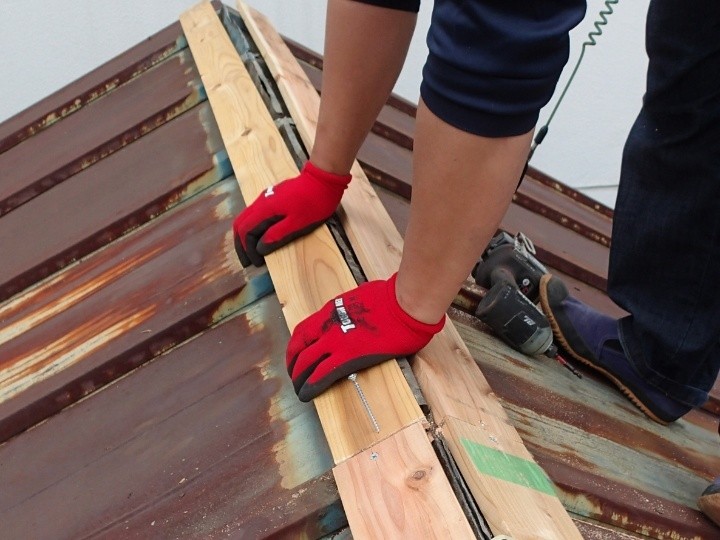 新しい貫板の設置と固定作業