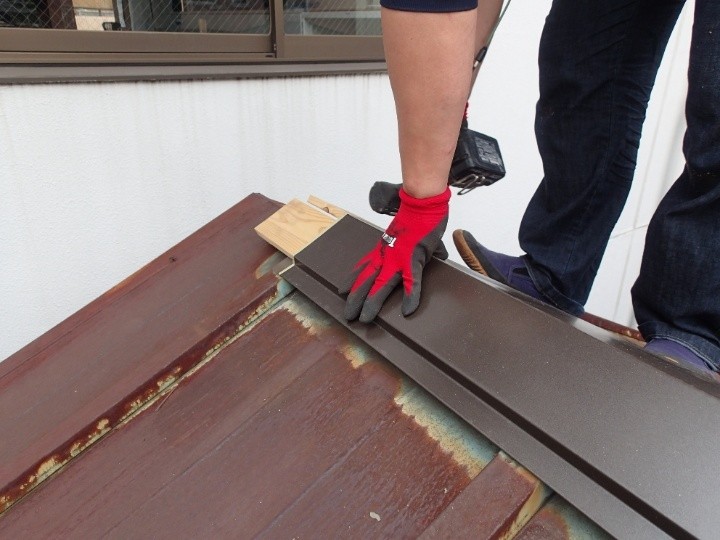 新規棟板金の設置とかぶせ作業