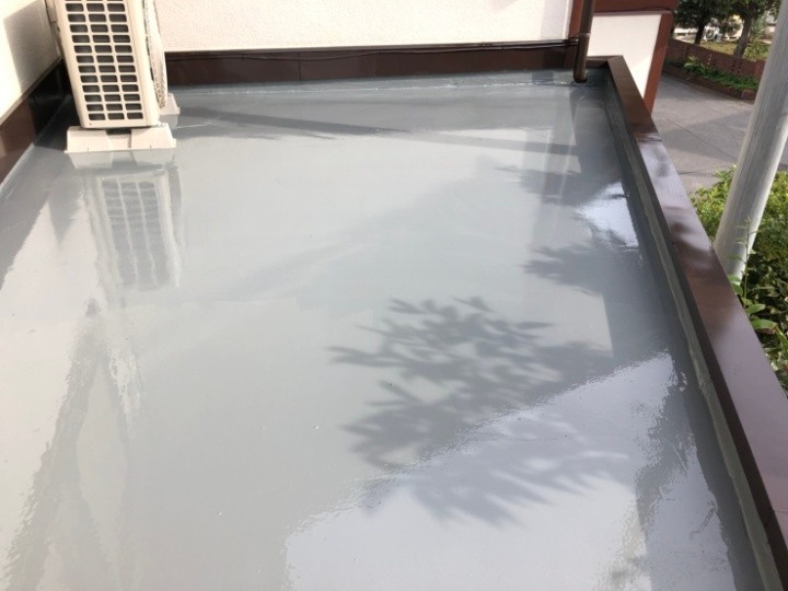 ウレタン塗膜防水工事を実施した陸屋根の外観