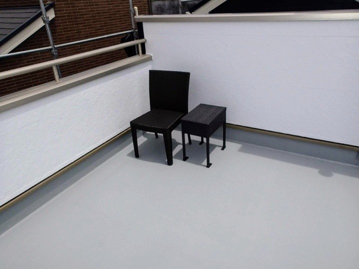 ＦＲＰ防水ルーフバルコニーの一部浮いた箇所を切除して補修工事した外観