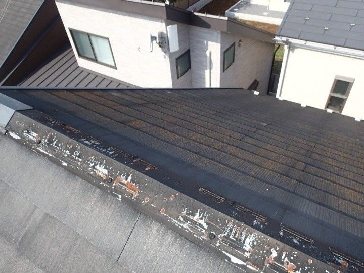 屋根面全体に広がる色あせと防水性能の低下