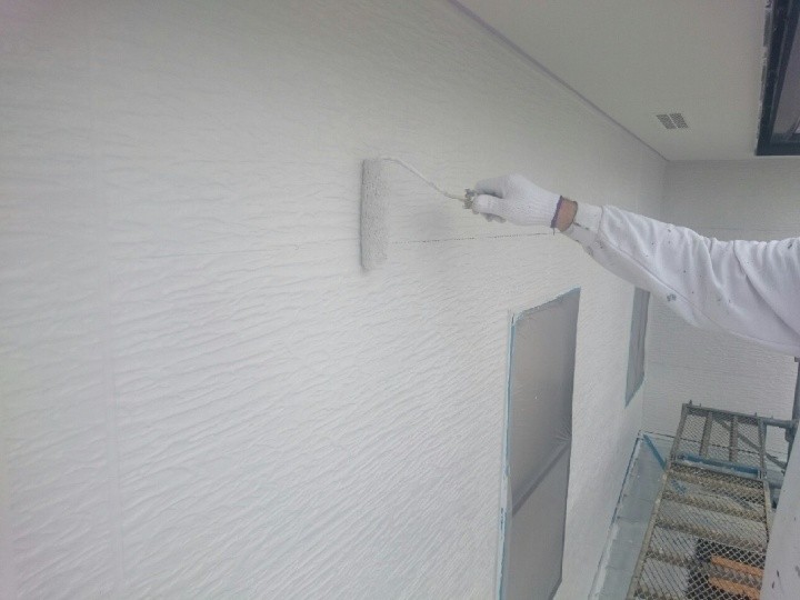 外壁の下塗り作業