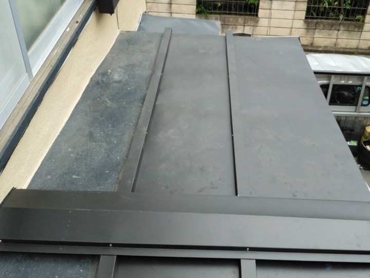 瓦棒屋根に部分葺き替え工事を実施した外観