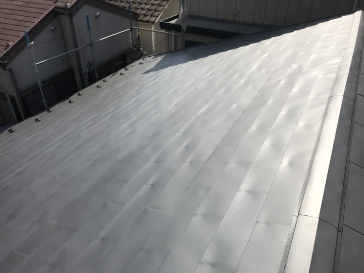 KNルーフを用いた屋根カバー工法を実施した外観