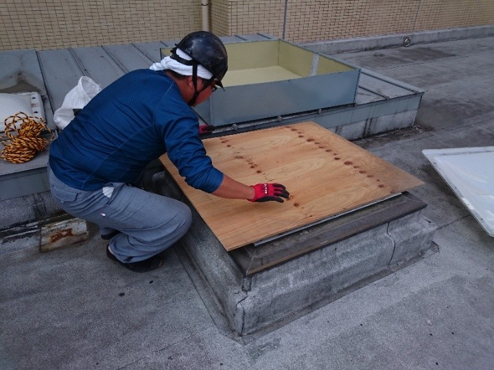 合板で天窓を覆う作業