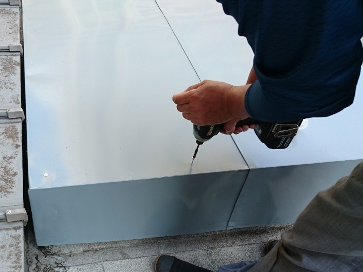 ガルバリウム鋼板製のカバー設置