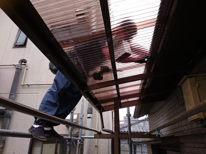 波板の固定作業（3枚目）