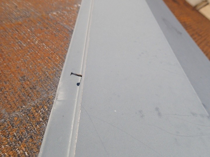 釘が浮いた棟板金