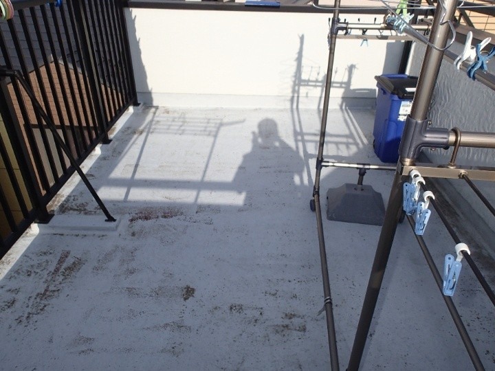 床面全体に広がるトップコートの劣化を確認