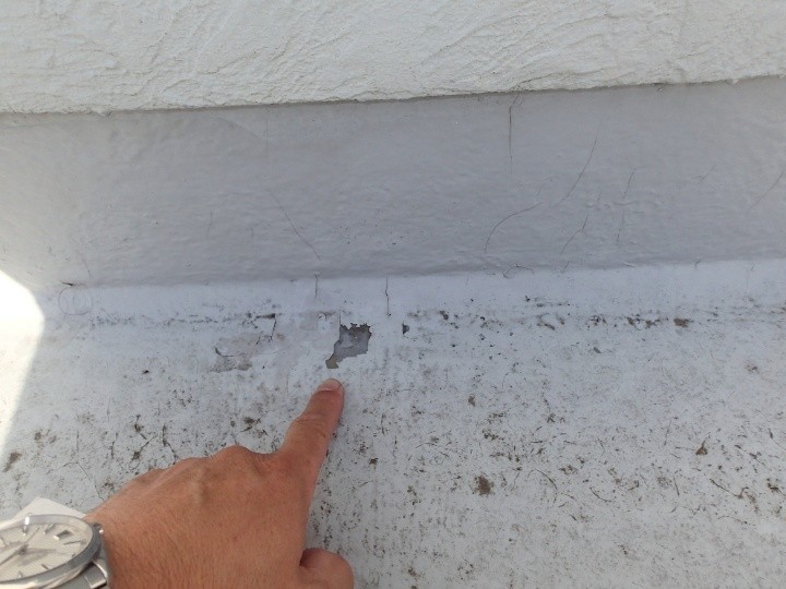 立ち上がり部付近の剥がれを指で確認