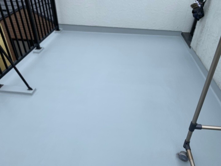トップコート塗装して修復工事が完工したＦＲＰベランダ（床）