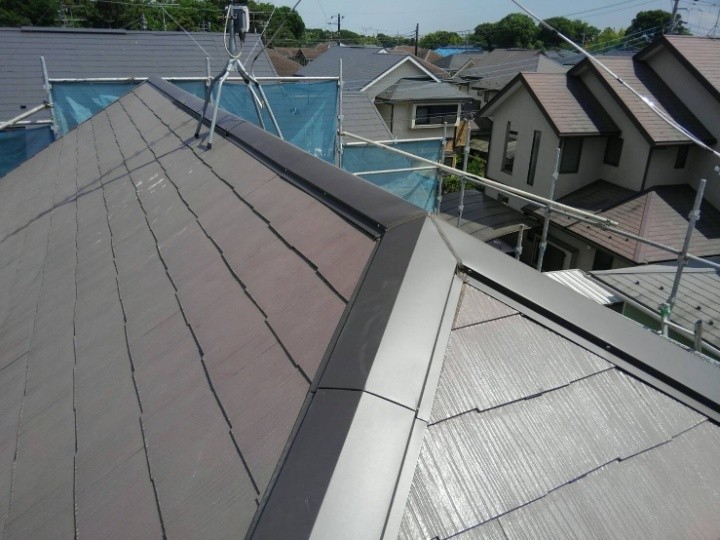 釘が浮いた棟板金の交換工事した屋根の外観