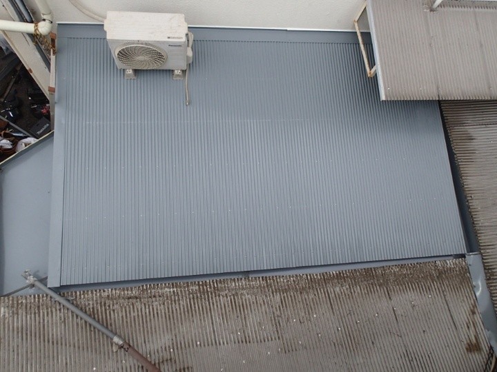 ガルバリウム鋼板製波板を用いた屋根（一部）葺き替え工事を実施した外観