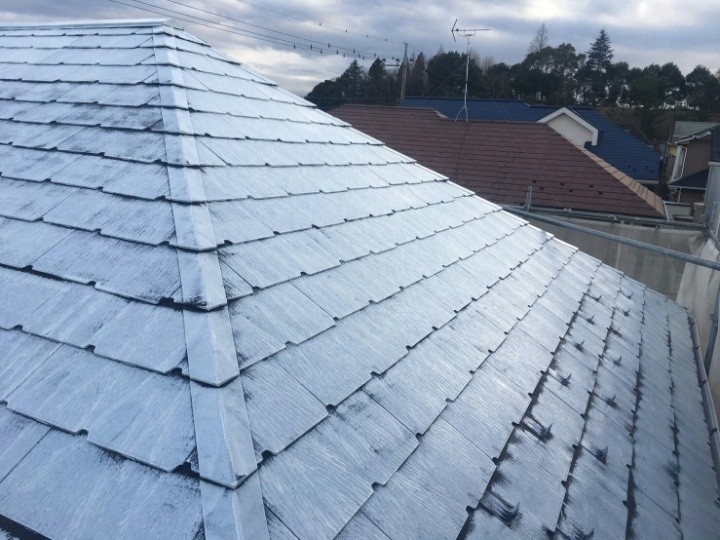 屋根の下塗り作業