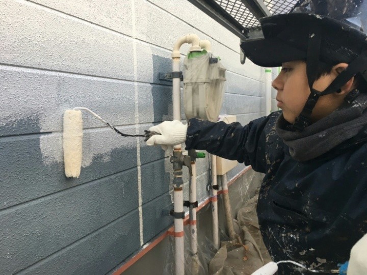 外壁の下塗り作業