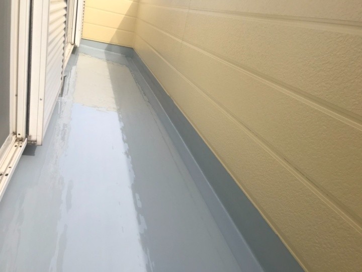 ウレタン防水通気緩衝工法を実施したＦＲＰ防水ベランダの外観