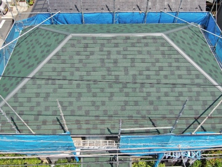 ディプロマットスターを用いた屋根カバー工法を実施した外観
