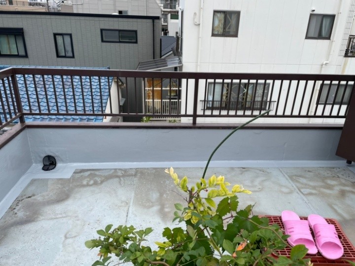 雨漏りする排水口周りに「改修用ドレン設置とウレタン防水塗装」で補修工事した屋上