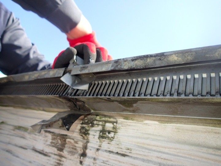 水切り板金の設置と固定