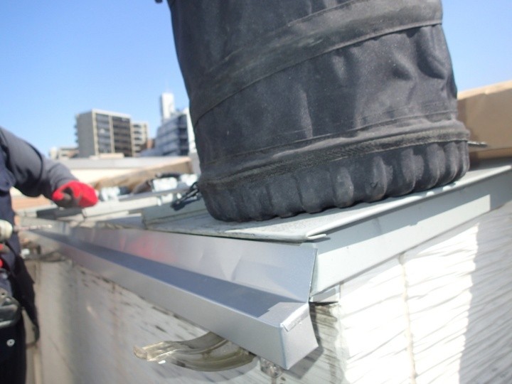 雨樋金具の取り付けと勾配調整