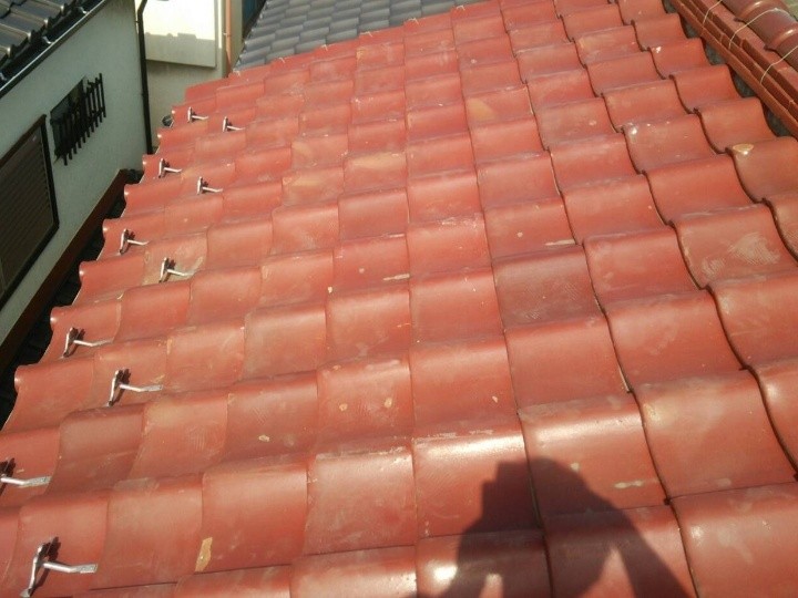 瓦屋根に「瓦葺き直しと差し替え工事」を実施した外観