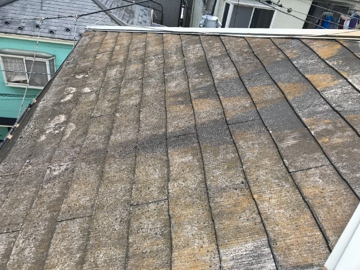 スレート表面の汚れと色あせ