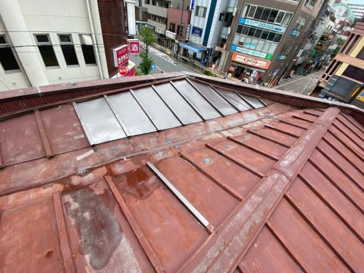 強風で捲れた瓦棒葺きに部分葺き替え工事を実施した屋根（外観）