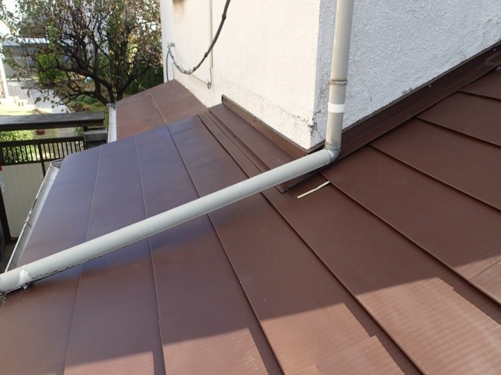 「庇のカバー工法と棟板金交換工事」を併せて実施した外観