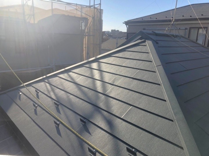棟板金の交換工事と屋根材スーパーガルテクトを用いたカバー工事を併せて実施した外観