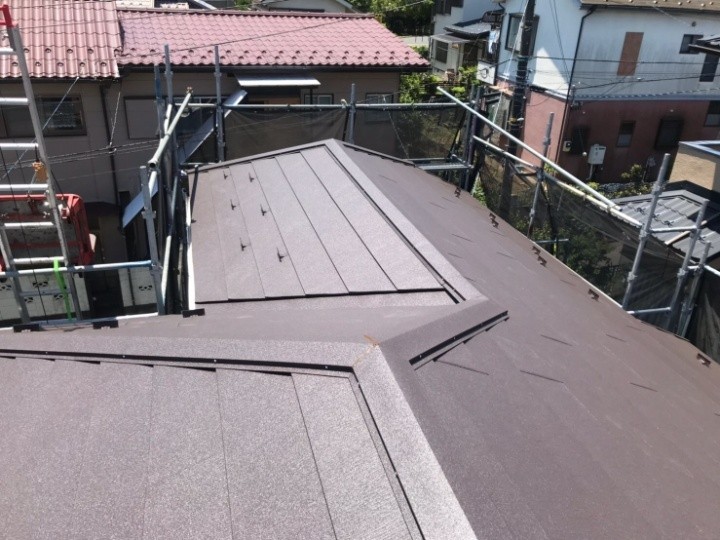 屋根材スーパーガルテクトを採用したカバー工事（工法）が完工した屋根